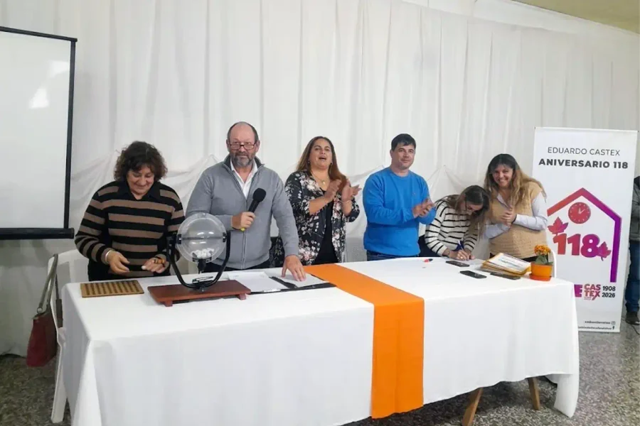 Eduardo Castex sorteó escrituras del Barrio Evita