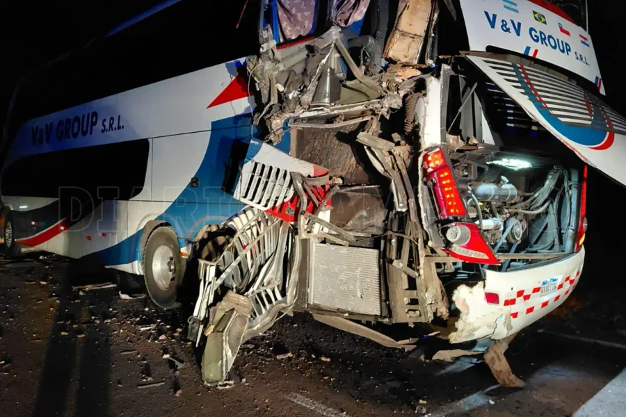 Choque en Ruta 13 entre un camión y un colectivo