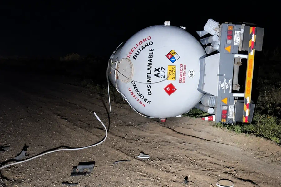 Vuelco de camión con gas licuado corta la Ruta 143